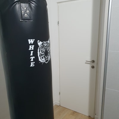 דלת לבנה עם ידית מתכת בחדר פנימי