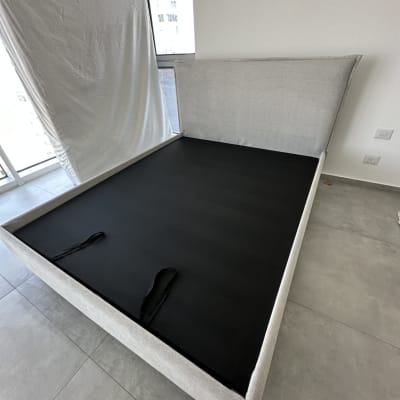 מיטה עם מזרן עומד בחדר ריק