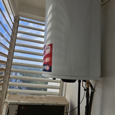 דוד שמש לבן עם צינורות וחיבורים