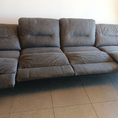 ספה אפורה על רצפת אריחים