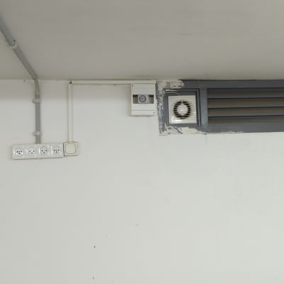 שקעי חשמל, צינורות, מאוורר קיר