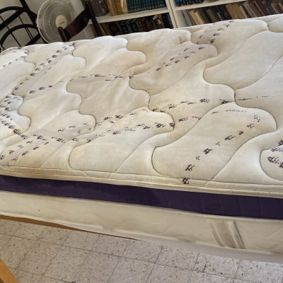 מזרן עם כתמים על שולחן עץ