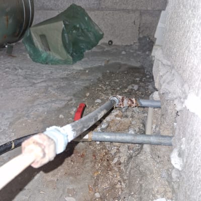 צינור מתכת מחובר לדוד שמש עם חלודה