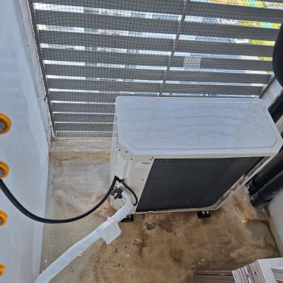 רשת למניעת כניסת יונים ליד מזגן חיצוני