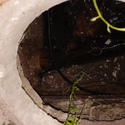 פתח ביוב עם צינור וחוטים