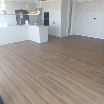 רצפת פרקט עץ חום בחלל מטבח מודרני