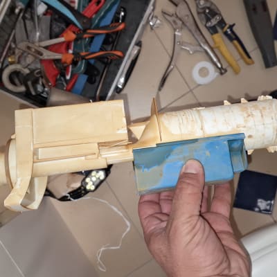 כלי עבודה וצנרת בשירותים, יד מחזיקה חלק פלסטיק