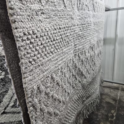 שטיח אפור תלוי לייבוש לאחר ניקוי