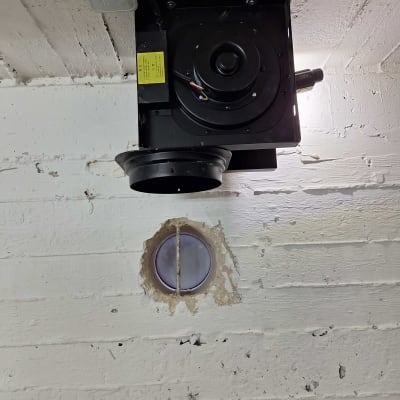 מאוורר תקרה מותקן עם חיווט חשמלי