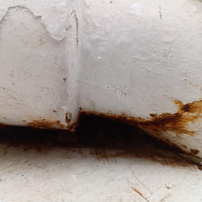 צינור חלוד עם קילופי צבע