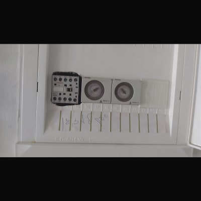 לוח חשמל עם שעוני זמן ומתגים