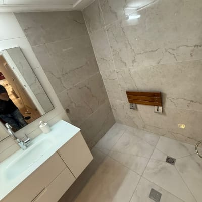 חדר אמבטיה משופץ עם כיור ומראה