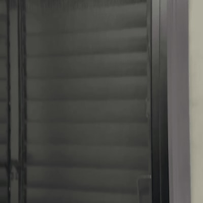 מסגרת אלומיניום של חלון עם תריסים