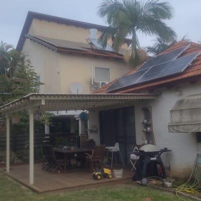 דוד שמש על גג עם קולטים סולאריים