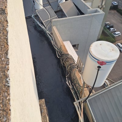 גג עם איטום זפת, דודי שמש וצינורות חשופים