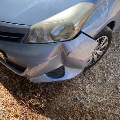 פגוש רכב כחול עם נזק קל בחזית