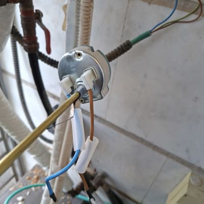 תרמוסטט וחיבורי חשמל בדוד מים במהלך תיקון והחלפת רכיבים