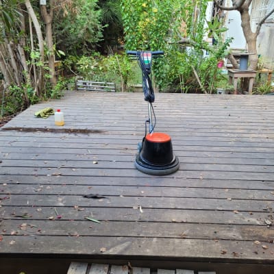 מכונת ליטוש על דק עץ בגינה