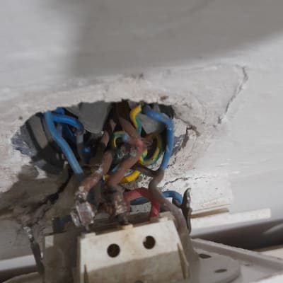 חוטי חשמל צבעוניים יוצאים מקיר