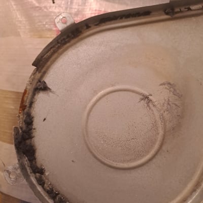 חלק מתכתי עגול עם סימני שחיקה ופיח