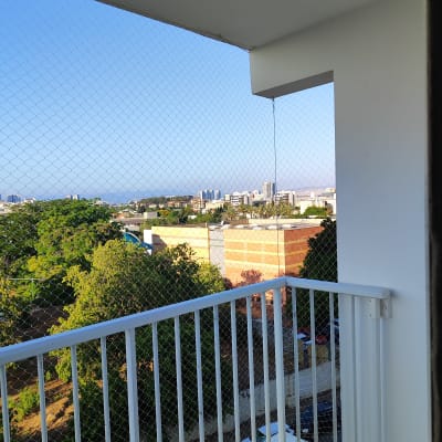 רשת על מרפסת למניעת כניסת יונים