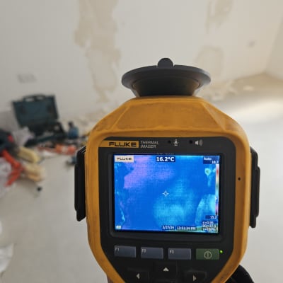 מצלמה תרמית מציגה תמונת חום על קיר