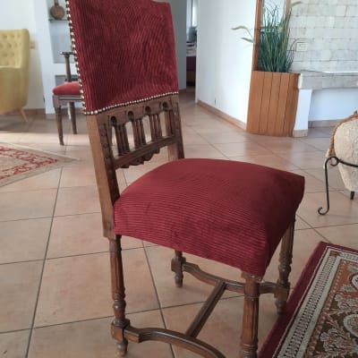 כיסא מרופד בבד אדום בחדר מגורים