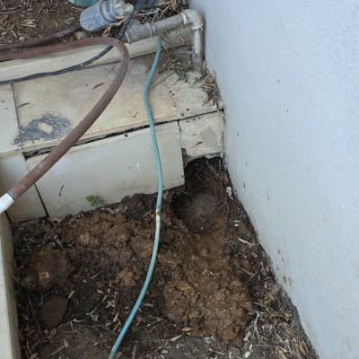 צינורות ומים דולפים ליד קיר חיצוני