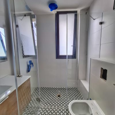 מקלחון זכוכית עם רצפת אריחים מעוצבת