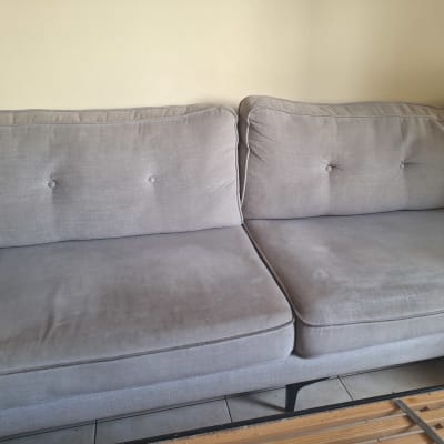 ספה אפורה עם כריות, ללא אנשים או טקסט