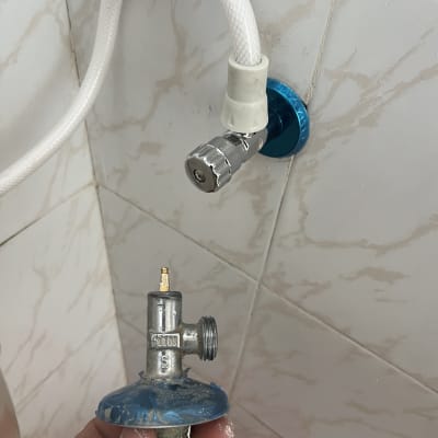 ברז מים עם צינור לבן ומחבר מתכת