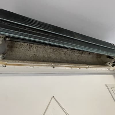 יחידת מיזוג אוויר פתוחה עם לכלוך על הסליל