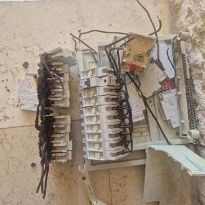 לוח חשמל שרוף עם חוטים חשופים