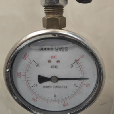 מד לחץ מים עם חיבורים מתכתיים