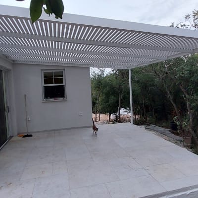 פרגולה מאלומיניום על מרפסת חיצונית