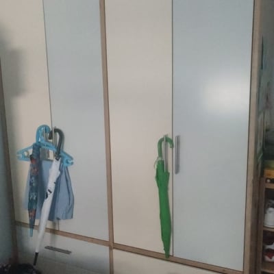 ארון בגדים עם מטריות ותיקים תלויים