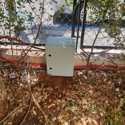 צינור חום על הקרקע ליד קופסה אפורה