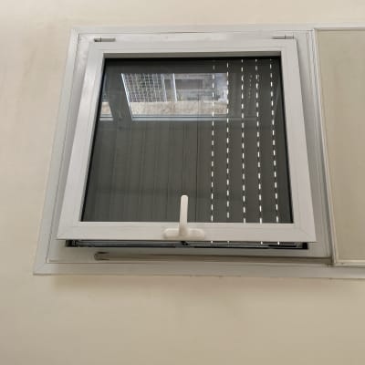 חלון אלומיניום עם תריסים סגורים