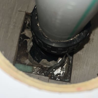 צינור פלסטיק עם חיבורי מתכת