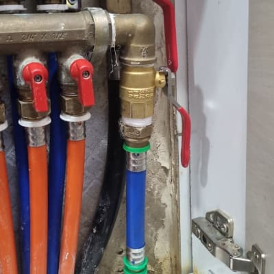 צינורות מים עם ברזים צבעוניים בארון אינסטלציה