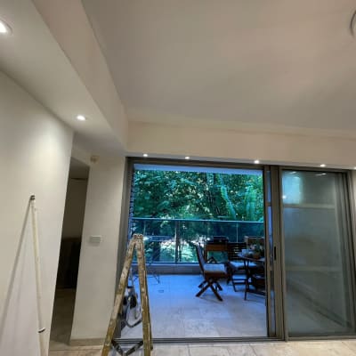 קיר גבס עם תאורה שקועה וסולם צבוע