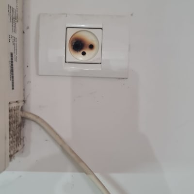 שקע חשמלי עם סימני שריפה על הקיר