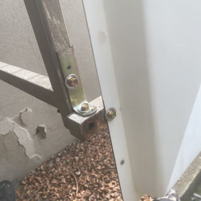 חיבור מתכת עם ברגים על קיר חיצוני