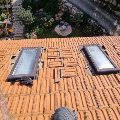 גג רעפים עם שני חלונות סקיילייט