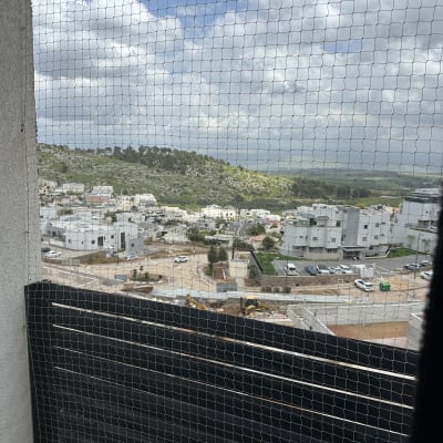 רשת הגנה על מרפסת עם נוף עירוני