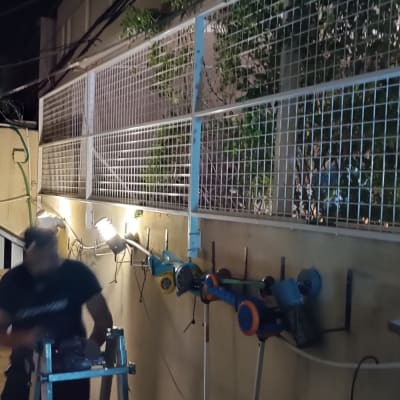 גדר מתכת עם כלים תלויים על הקיר