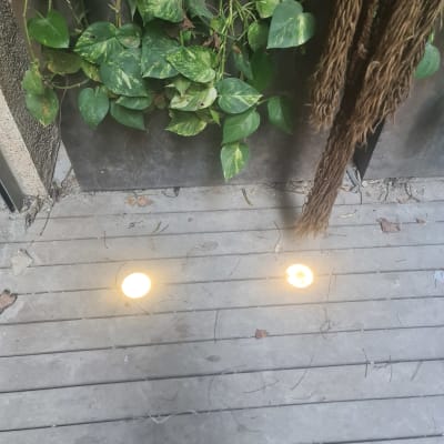 שני פנסי תאורה שקועים ברצפה