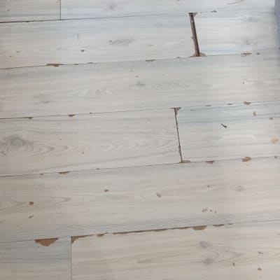 רצפת עץ פגומה עם לוחות שבורים ושריטות