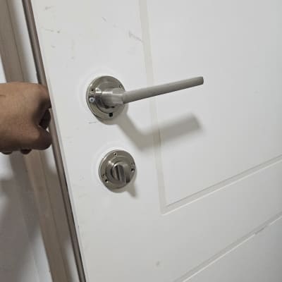 ידית ודלת עם מנעול כסוף