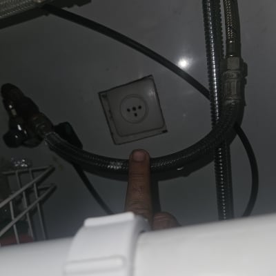 צינור מים מתחת לכיור עם חיבורי מתכת